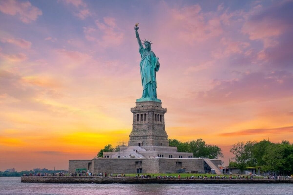 La Estatua de la Libertad al atardecer, Nueva York